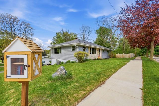1004 Newhall AVENUE, Waukesha, WI 53186