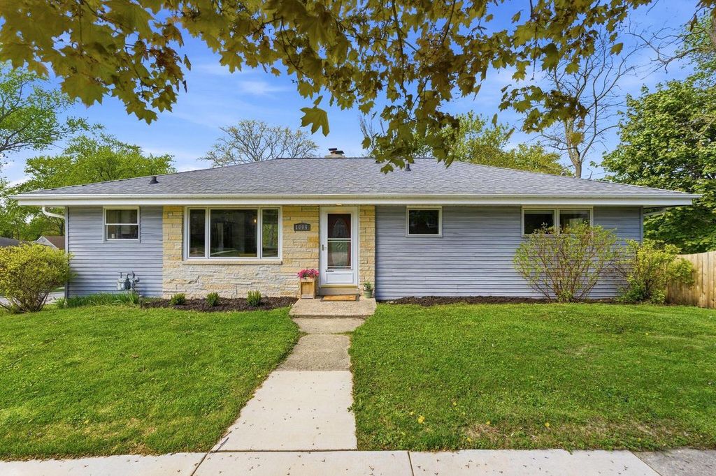 1004 Newhall AVENUE, Waukesha, WI 53186