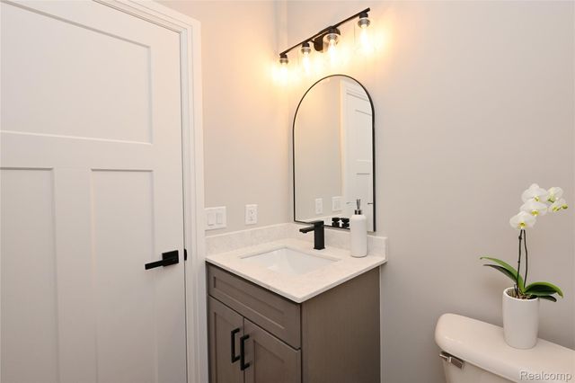 486 Green Hill Lane, Lake Orion Village, MI 48360