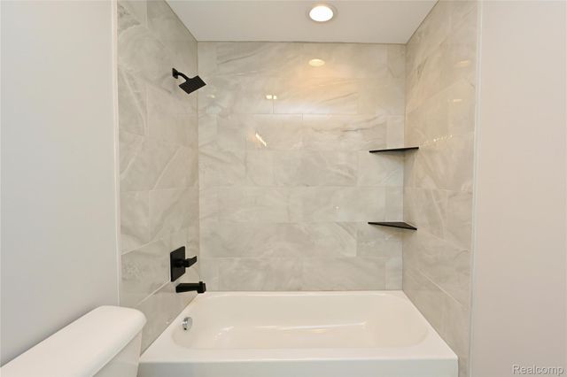 486 Green Hill Lane, Lake Orion Village, MI 48360