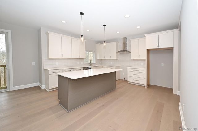 486 Green Hill Lane, Lake Orion Village, MI 48360