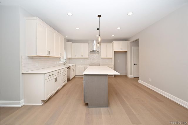 486 Green Hill Lane, Lake Orion Village, MI 48360