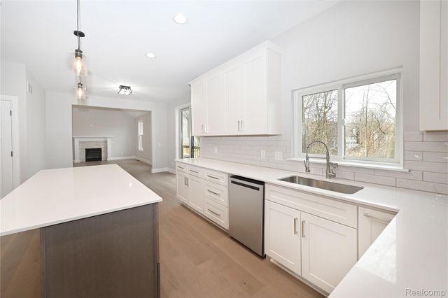 486 Green Hill Lane, Lake Orion Village, MI 48360