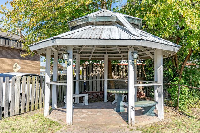 4035 Blanton Ln, Louisville, KY 40216