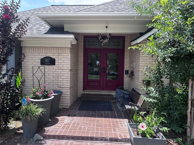 807 Trochta Street, El Campo, TX 77437