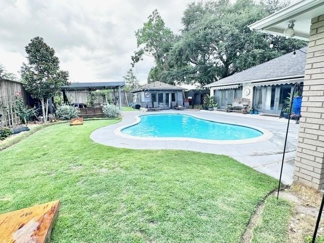 807 Trochta Street, El Campo, TX 77437