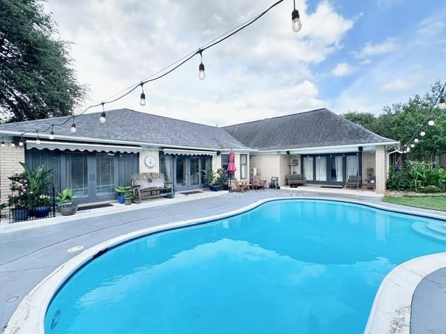 807 Trochta Street, El Campo, TX 77437