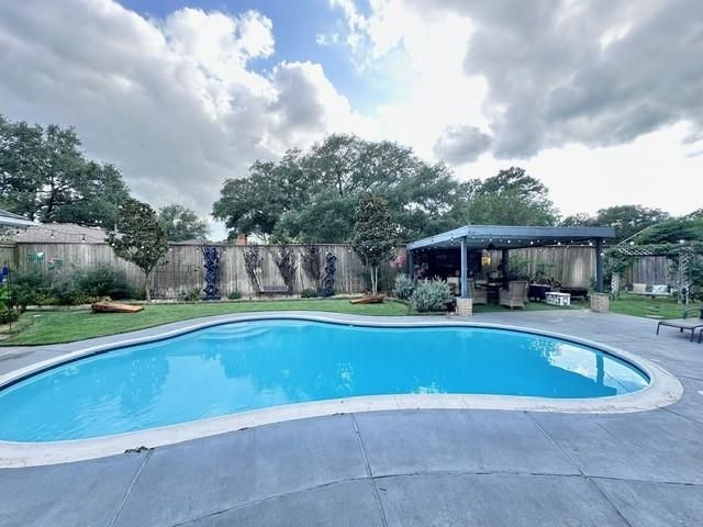 807 Trochta Street, El Campo, TX 77437