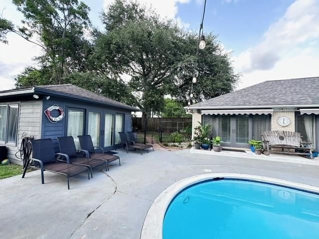 807 Trochta Street, El Campo, TX 77437
