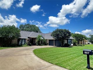 807 Trochta Street, El Campo, TX 77437
