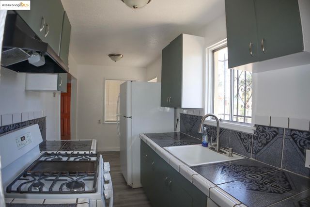 6921 Flora ST, Oakland, CA 94621