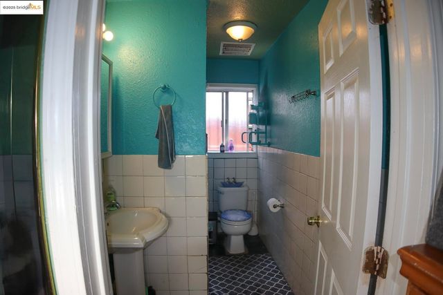 6921 Flora ST, Oakland, CA 94621