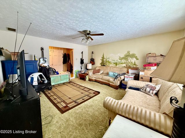 1047 Red Bird Ct, Shelbyville, KY 40065