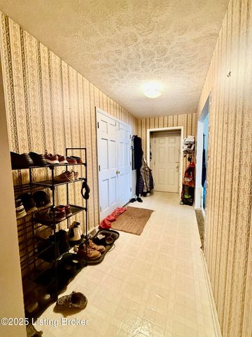 1047 Red Bird Ct, Shelbyville, KY 40065