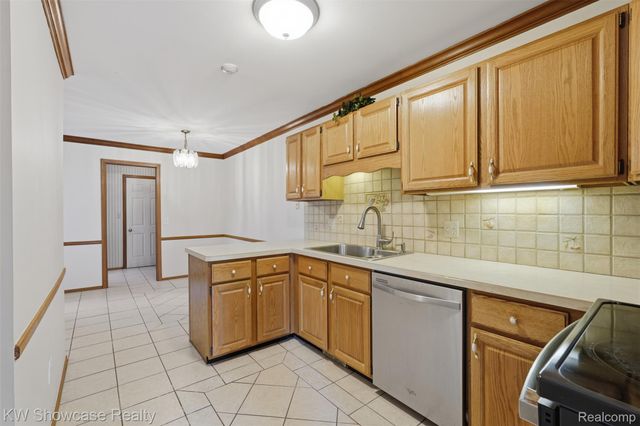 42289 Saratoga Circle 8, Canton Charter Township, MI 48187