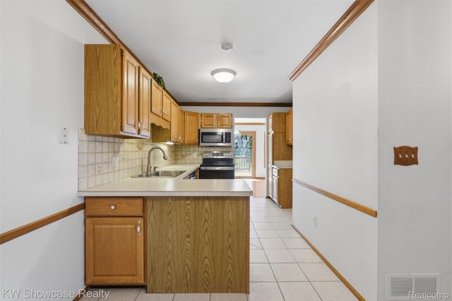 42289 Saratoga Circle 8, Canton Charter Township, MI 48187