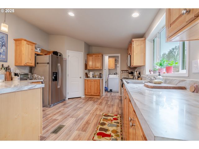 30610 SANTIAM Hwy, Lebanon, OR 97355