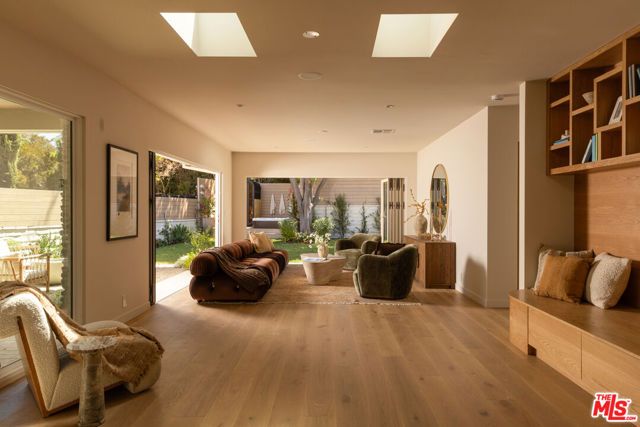 3684 Willowcrest Avenue, Los Angeles, CA 91604