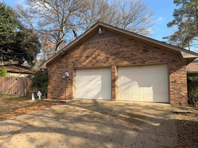 2090 Fort Drive, Longview, TX 75604