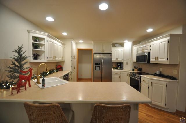 7809 SW 26th ST, Topeka, KS 66614