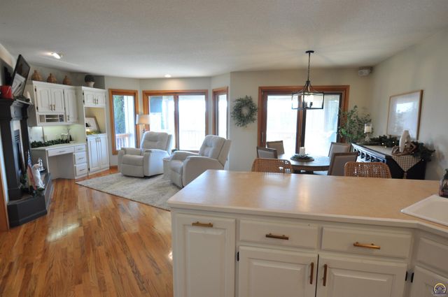 7809 SW 26th ST, Topeka, KS 66614