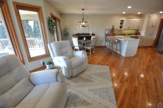 7809 SW 26th ST, Topeka, KS 66614