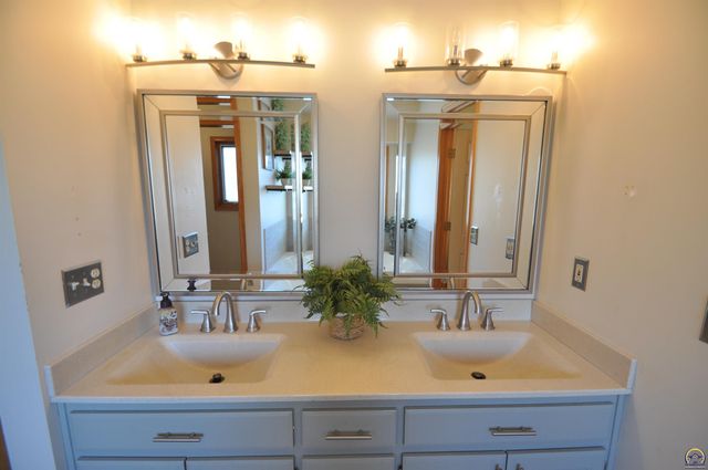 7809 SW 26th ST, Topeka, KS 66614