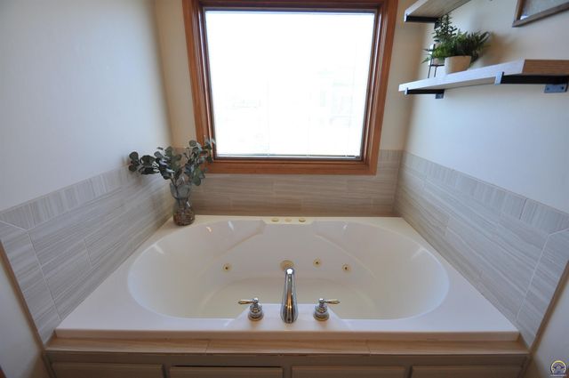 7809 SW 26th ST, Topeka, KS 66614