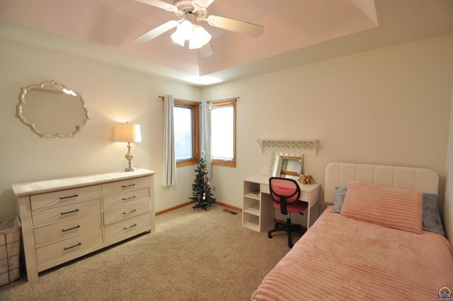 7809 SW 26th ST, Topeka, KS 66614