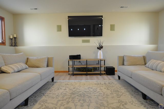 7809 SW 26th ST, Topeka, KS 66614