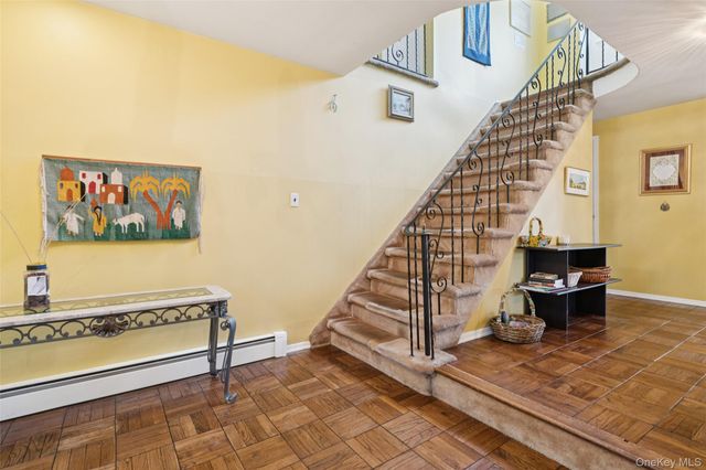 10 Sarah Drive, Dix Hills, NY 11746