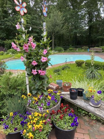 10 Sarah Drive, Dix Hills, NY 11746