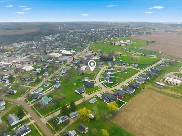 708 Pointer Circle, Center Point, IA 52213
