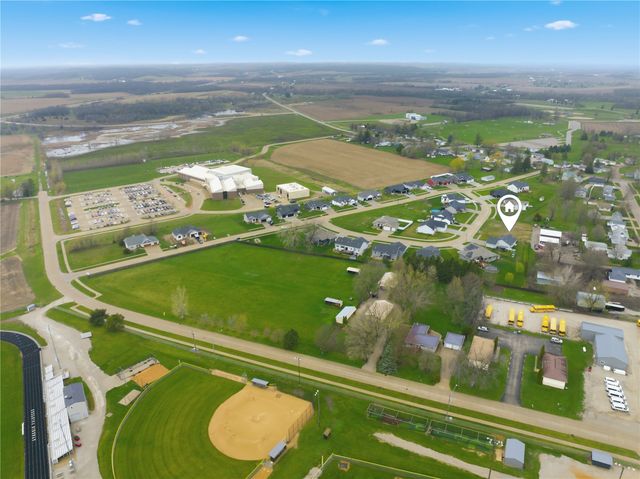 708 Pointer Circle, Center Point, IA 52213
