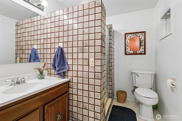 2207 S 304th Street, Federal Way, WA 98003