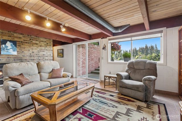 2207 S 304th Street, Federal Way, WA 98003