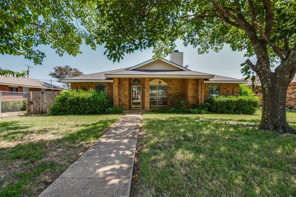 879 W Wintergreen Road, Lancaster, TX 75134