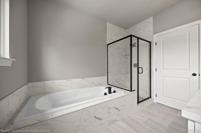 35873 GLENVILLE Drive, New Baltimore, MI 48047