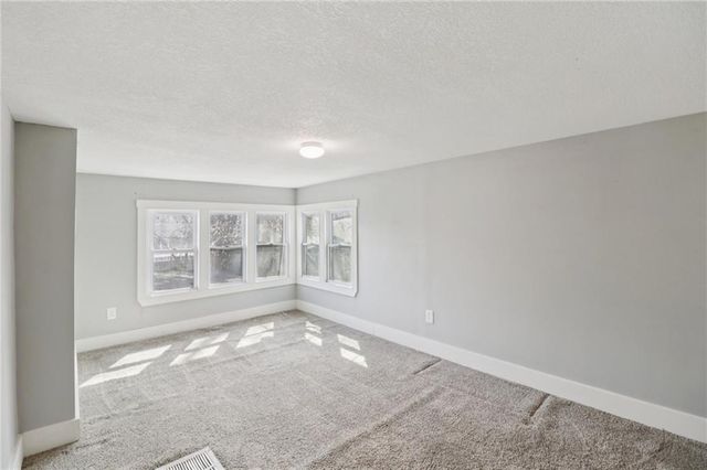 116 W 3rd Street, Tonganoxie, KS 66086