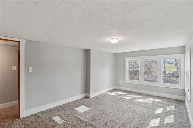 116 W 3rd Street, Tonganoxie, KS 66086