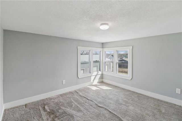 116 W 3rd Street, Tonganoxie, KS 66086