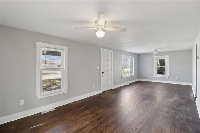 116 W 3rd Street, Tonganoxie, KS 66086