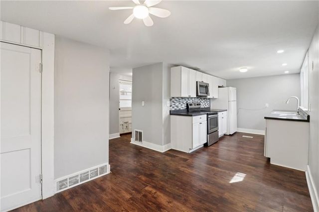 116 W 3rd Street, Tonganoxie, KS 66086