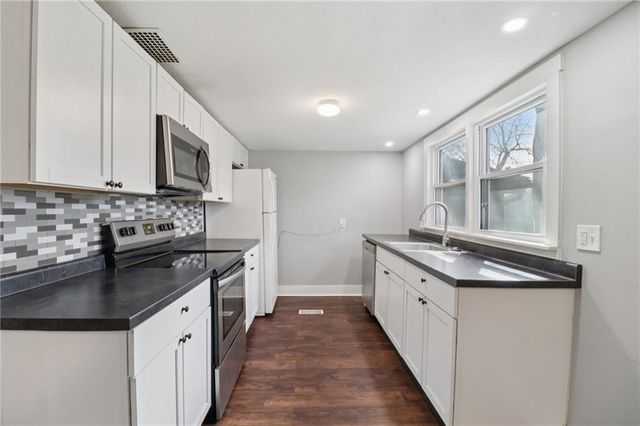 116 W 3rd Street, Tonganoxie, KS 66086