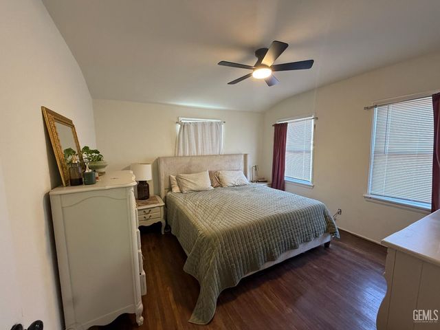 300 Holtby Road, Bakersfield, CA 93304