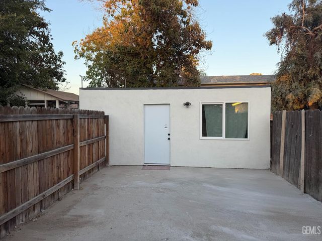 300 Holtby Road, Bakersfield, CA 93304
