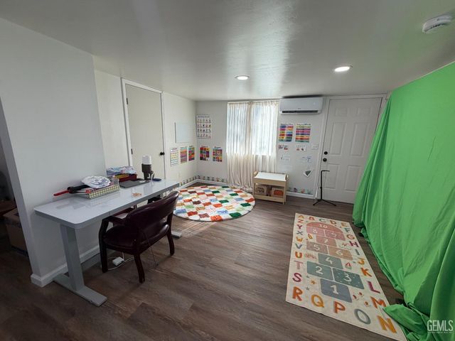 300 Holtby Road, Bakersfield, CA 93304