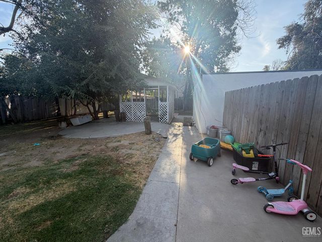 300 Holtby Road, Bakersfield, CA 93304