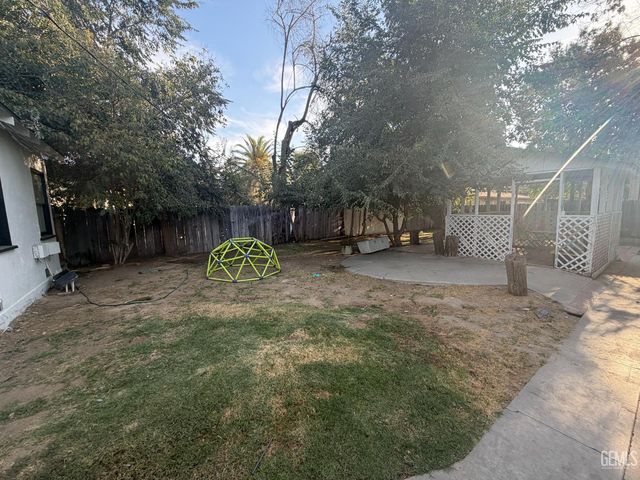 300 Holtby Road, Bakersfield, CA 93304