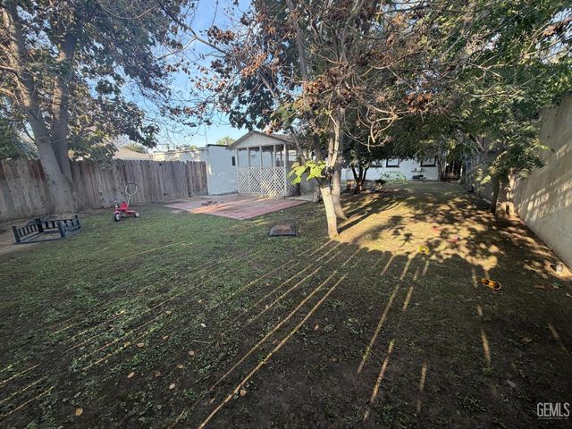 300 Holtby Road, Bakersfield, CA 93304
